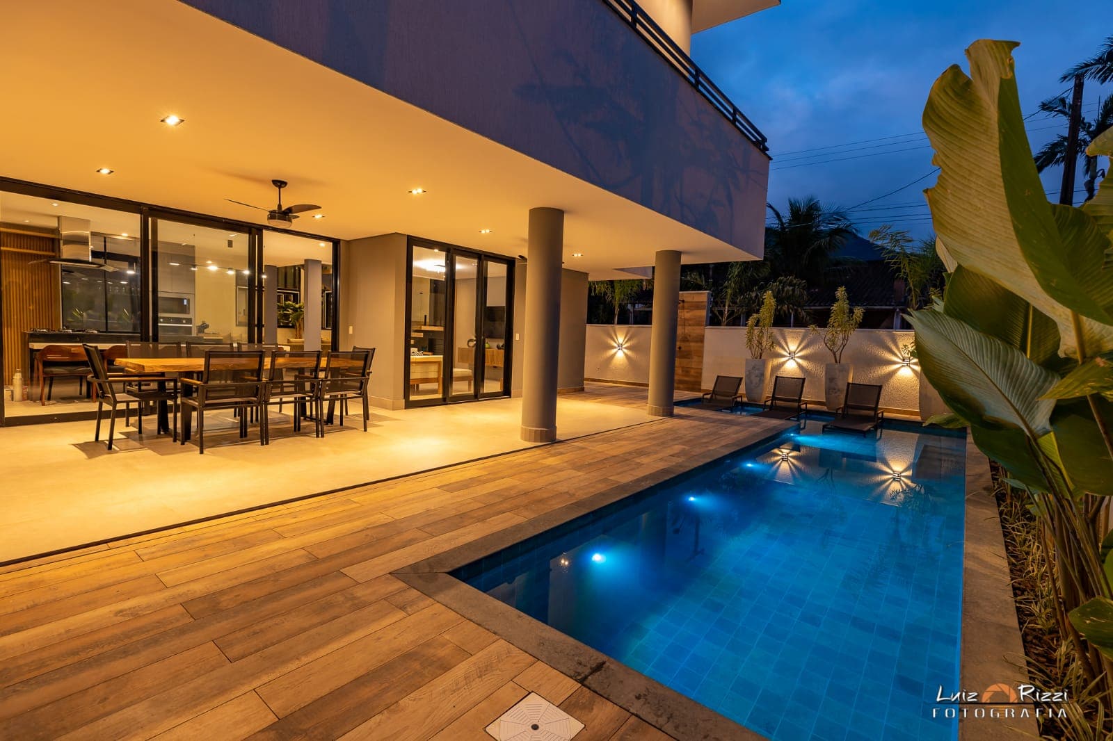 Arquitetura moderna com esquadrias de alumínio e vidro